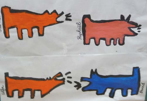 chiens stylisés à la peinture faits à la manière de Keith Haring par des enfants de l'école maternelle
