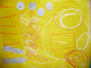 tableau jaune inspiré d'Hundertwasser fait par un enfant de maternelle avec des encres des pastels et des collages