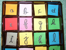 emballage de chocolats individuels avec des lettres en cursive dans chaque cases