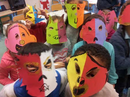 masques en papier bicolore effrayant portés par des enfants