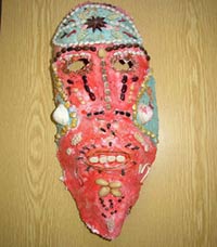 masques africains avec des bandes platrées