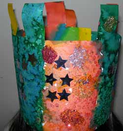 couronne multicolore avec des encres et des décorations