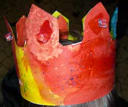 couronne multicolore avec des encres et des décorations