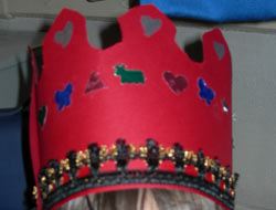 couronne rouge décorée