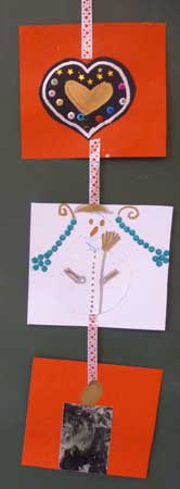guirlande de Noël faites avec des papiers de différents couleurs sur lesquels sont dessinés des motifs de Noël