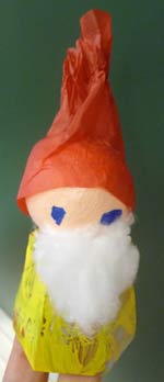 Père-Noël avec un pot peint en rouge, une boule de cotillon et un chapeau en papier