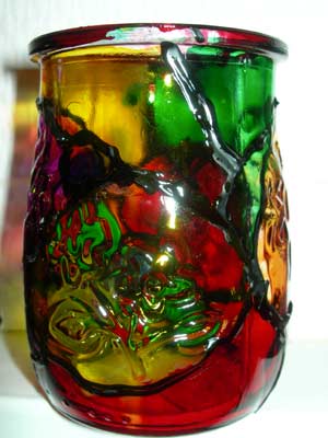 pot en verre décorée avec de la peinture vitrail