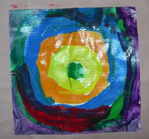 cercles concentriques en gros plan faits par des enfants à la manière de Kandinsky