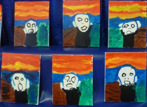 toiles peintes faites par des enfants en recopiant l'oeuvre de Munch le cri