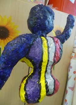 sculpture de femme peinte faite d'après Niki de Saint Phalle