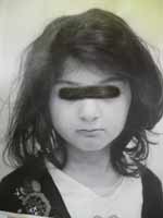 photo noir et blanc d'un enfant