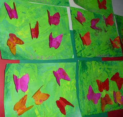 papillons en papiers collés sur un fond vert