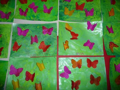 papillons en papiers collés sur un fond vert