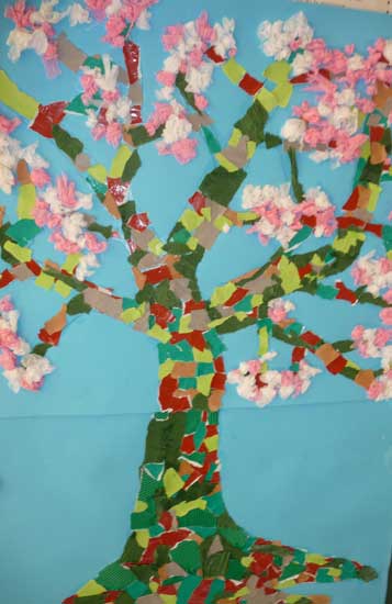 arbre au printemps en papier de soie à l'école maternelle