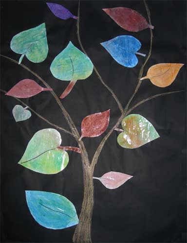 feuilles multicolores collées sur un arbre dessiné></td>
    <td width=