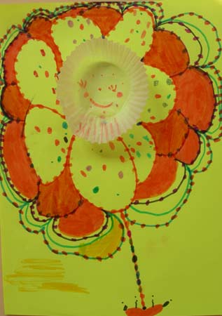 fleur avec un papier d'emballage de petit four et des graphismes aux feutres