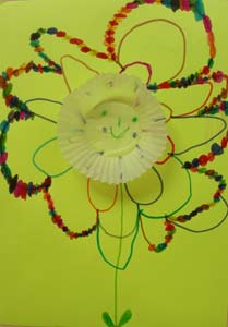 fleur avec un papier d'emballage de petit four et des graphismes aux feutres