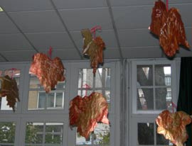 feuilles d'arbre suspendues