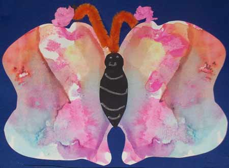 papillon en papier avec taches symétriques sur les ailes