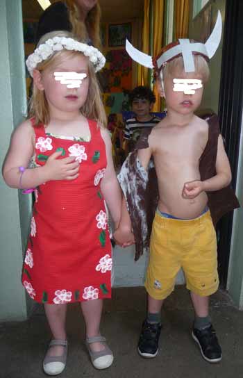 enfants déguisés en viking masculin et féminin