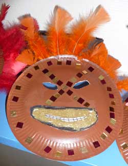 masque africain décoré fait dans une assiette en carton
