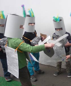 enfants déguisés en chevalier en train de combattre
