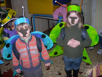 enfants déguisés avec un costume de papillon en carton et couronne avec les antennes
