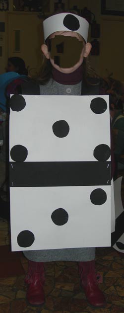 enfant déguisé en domino avec une tunique de carton