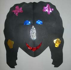 masque en papier noir avec les ouvertures bouchées en papier brillant de couleur