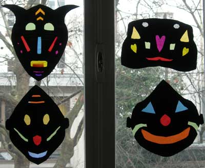 masque en papier noir avec les ouvertures bouchées en papier vitrail de couleur