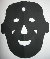 masque en papier noir avec les ouvertures bouchées en papier blanc