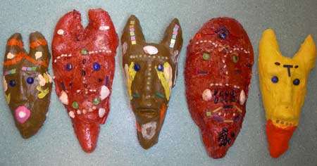 masques africains incrustés de perles en grande section de maternelle