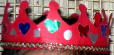 couronne rouge avec rubans et collages