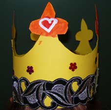 couronne jaune avec rubans et collages