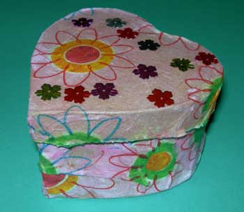 boite décorée avec du papier décopatch en forme de coeur
