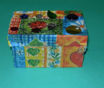 boite décorée avec du papier décopatch en forme rectangulaire
