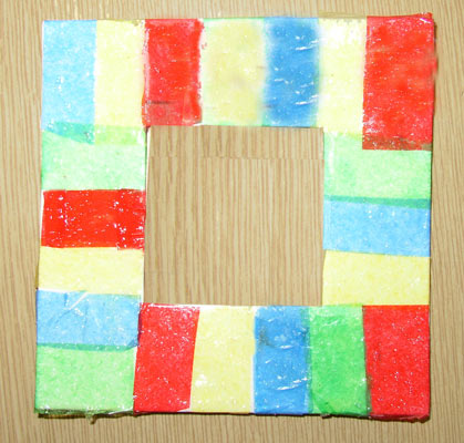 cadre carré avec du papier de soie collé