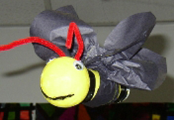 abeille fabriquée avec des matériaux de récupération