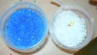 pot de grains en plastique bleu et blanc à faire fondre