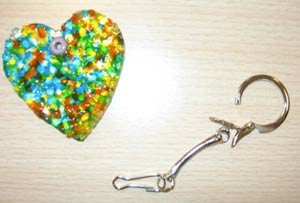 porte-clé en forme de coeur fait avec le plastique à fondre