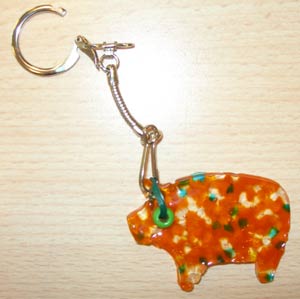 porte-clé en forme de cochon fait avec le plastique à fondre