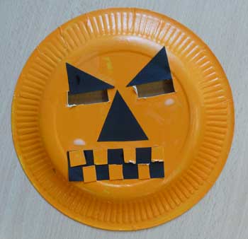 masque de citrouille de Halloween avec une assiette