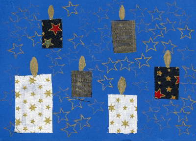 carte de Noël avec desbougies en tissu et des empreintes d'étoiles dorée