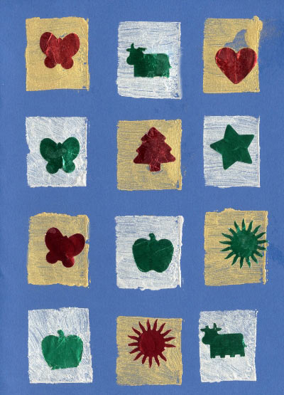 carte de Noël fabriquée avec des motifs de Noël provenant de perforatrices et collés dans des carrés dorés ou argentés