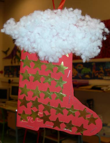 botte de Noël décorée avec des étoiles en gommettes