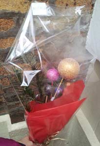 bouquet de boules de Noël emballées