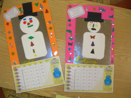 calendrier décoré avec un bonhomme de neige fait en coton à démaquiller