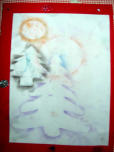 carte de noel faite avec des gabarits de sapins et des pastels gras