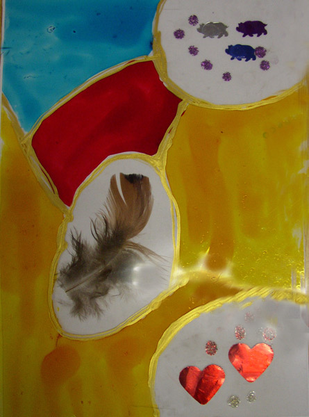 carte avec peinture vitrail sur feuille plastique transparente et plumes collées