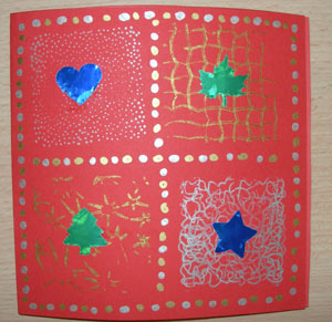 carte rouge avec tampoms et points aux feutres et motifs de Noël